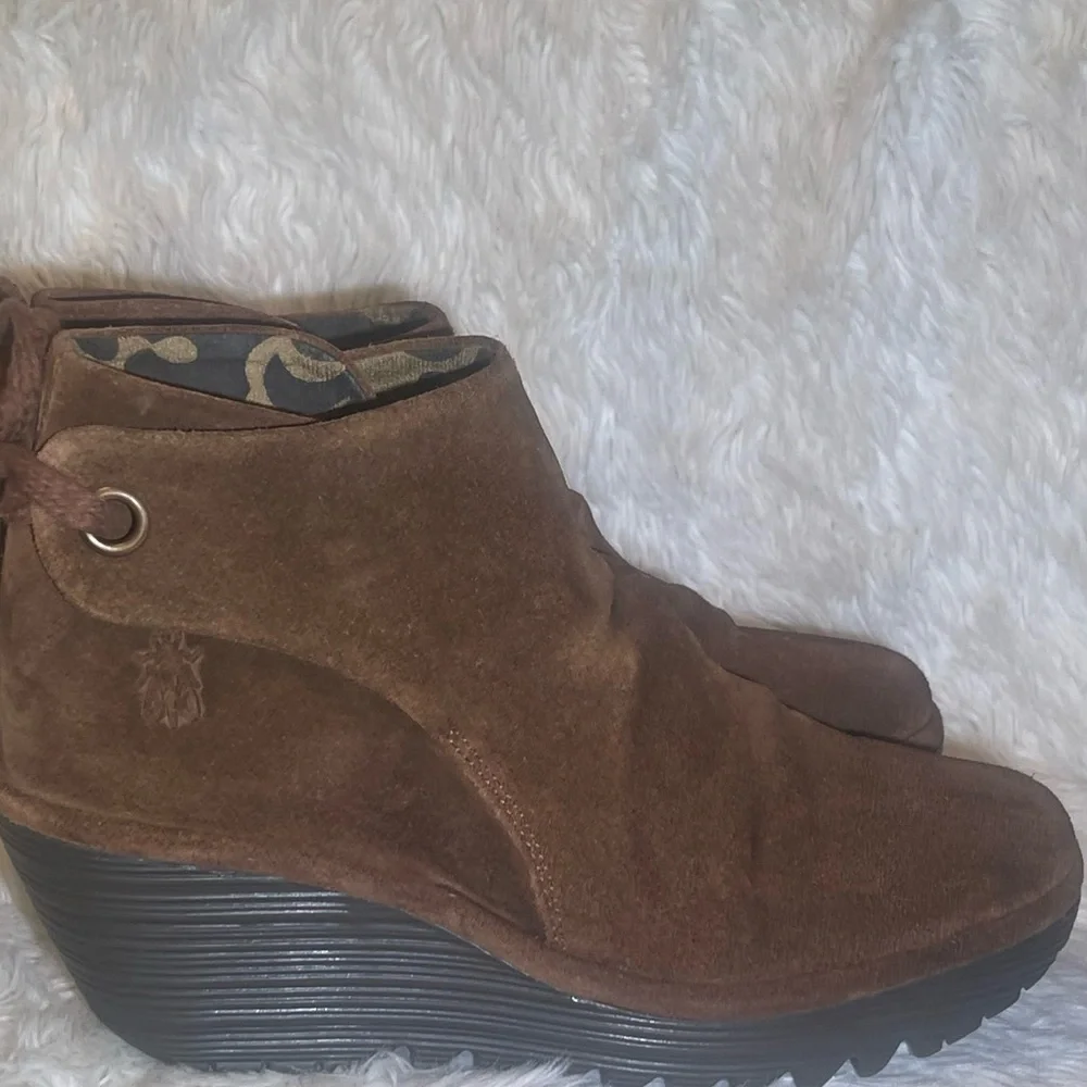 Fly London yebi women’s Brown Suede Ankle Boots size 8